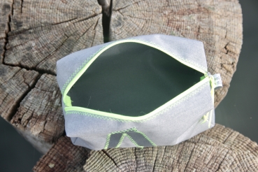 Kosmetiktasche grau eckig mit Zahl